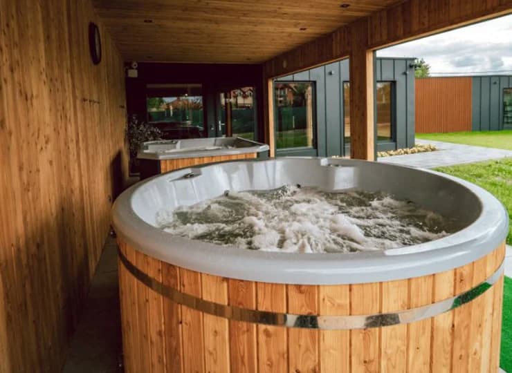 Znajdziecie tutaj dwie wanny jacuzzi i dwie sauny