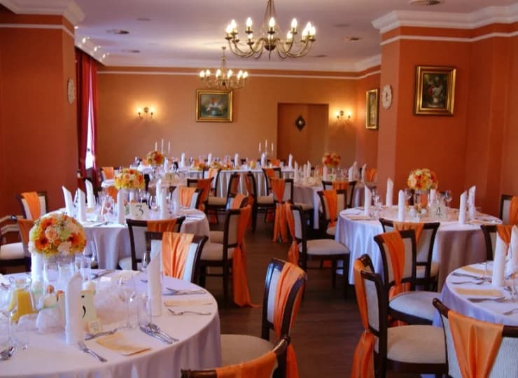 Sale restauracji przypominają o czasach świetności pałacu
