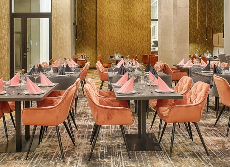 Wewnątrz urządzono stylową restaurację