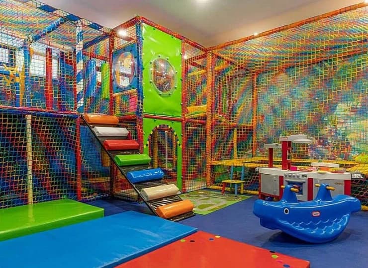 Dla dzieci jest sala zabaw