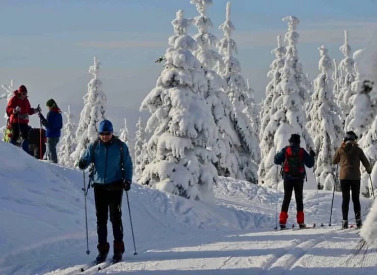 Trasa prowadzi do schroniska Smědava (oddalone o 7 km)
