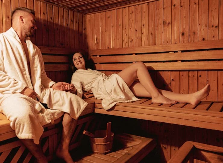 Znajduje się tu sauna fińska oraz jacuzzi