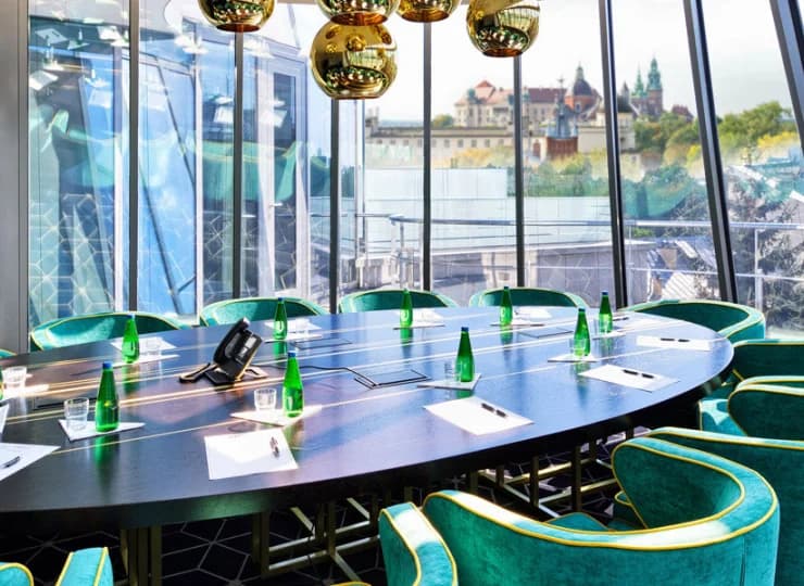 Hotel posiada tarasy widokowe oraz 3 sale konferencyjne