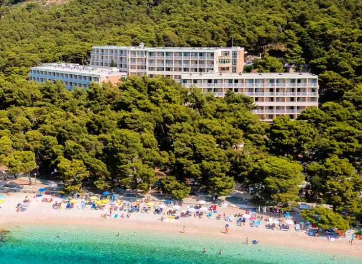 Hotel jest atrakcyjnie zlokalizowany przy plaży Punta Rata