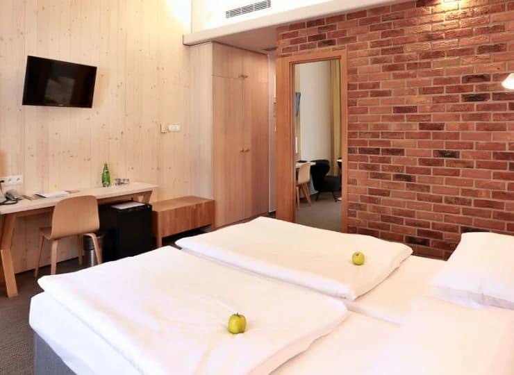 W pokoju jest miejsce do pracy i minibar/lodówka hotelowa