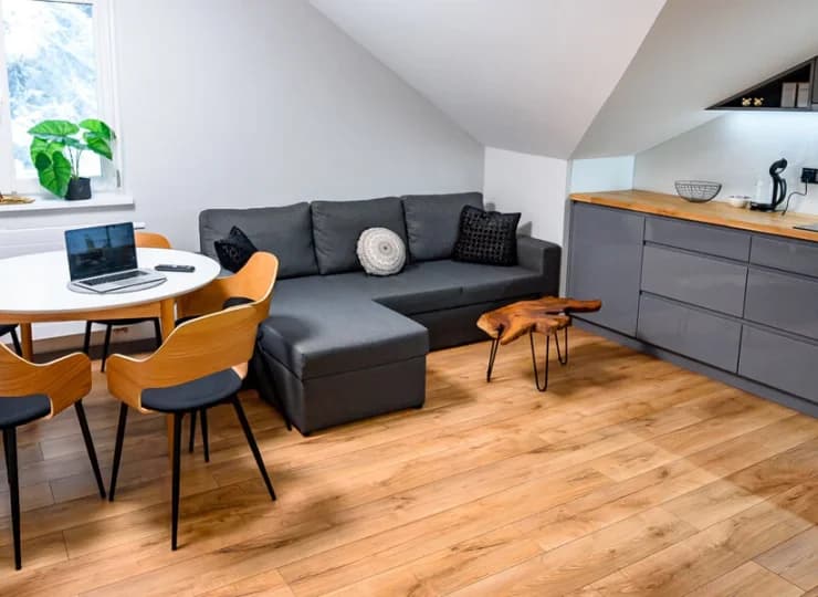 Apartament rodzinny deluxe posiada dużą otwartą przestrzeń
