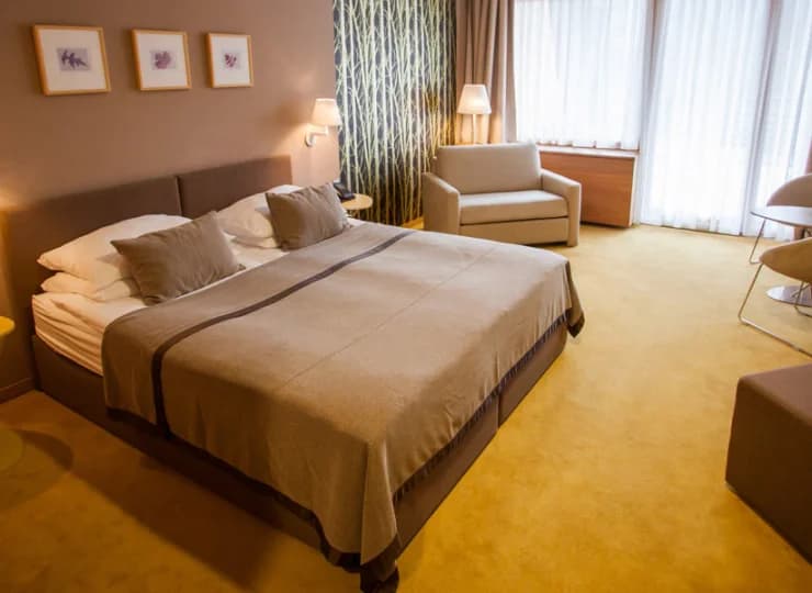 Każdy pokój posiada sejf, mini bar, TV, wifi