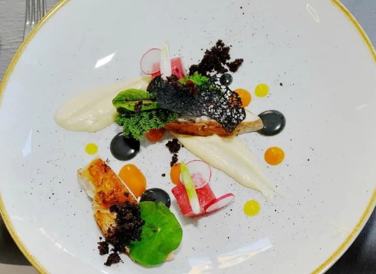 W hotelowej restauracji serwowane są doskonałe dania kuchni kreatywnej