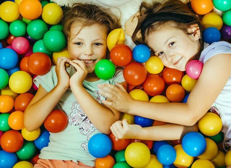 Na dzieci czekają duży zewnętrzny plac zabaw oraz sala zabaw i sala gier