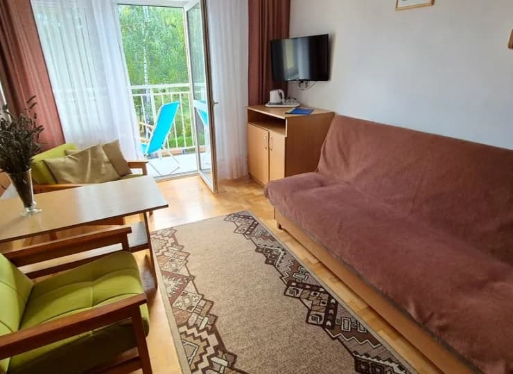 Rozkładana kanapa może służyć za łóżko dla dodatkowej osoby