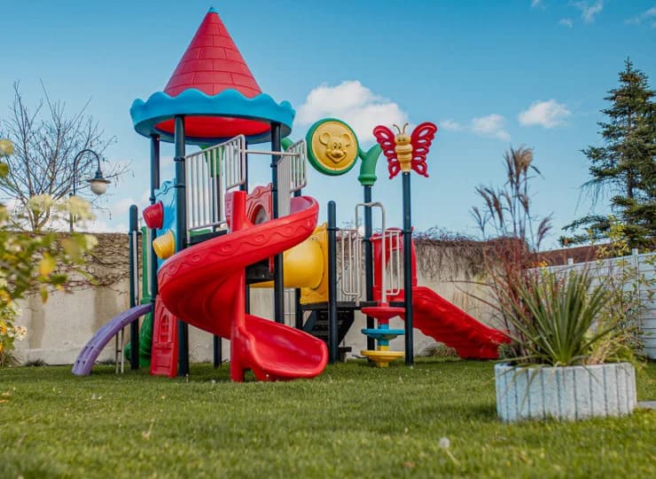 Na dzieci czeka sala zabaw i plac zabaw w ogrodzie