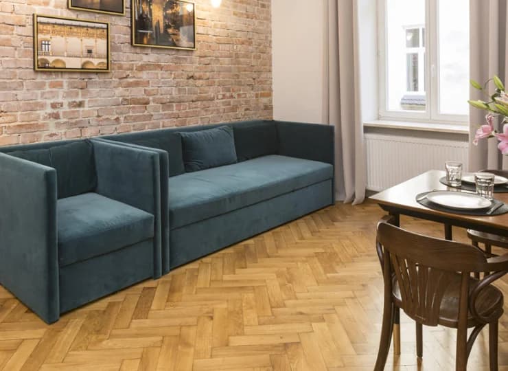 W salonach apartamentów stoją rozkładane sofy