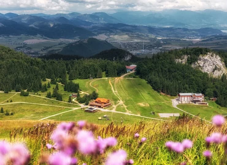 Panorama ośrodka Malinô Brdo latem
