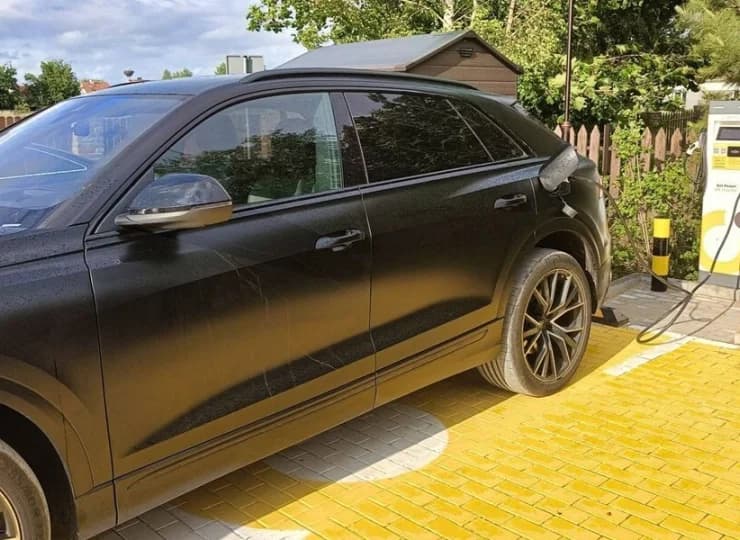 W obiekcie mieści się stacja ładowania pojazdów elektrycznych