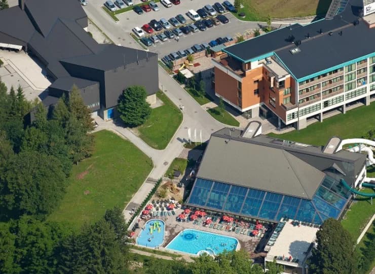 Hotel połączony jest z Aquaparkiem podziemnym przejściem