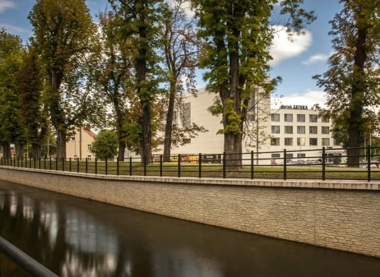 Hotel Zatoka jest położony naprzeciwko Parku Oruńskiego