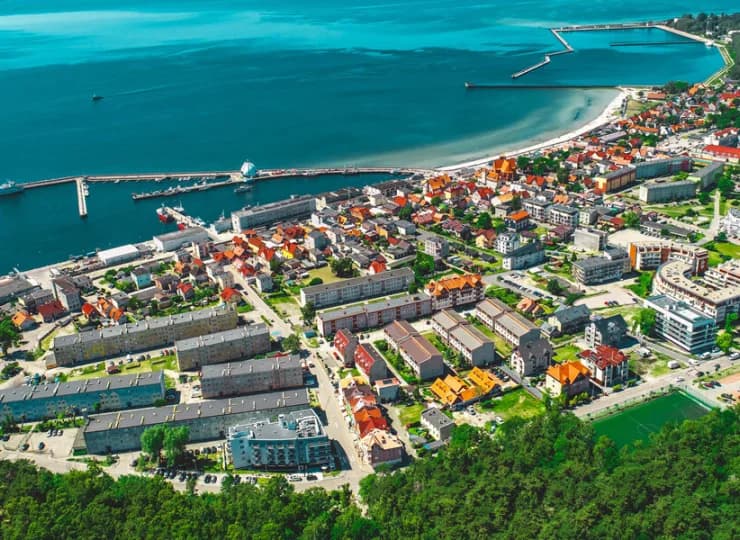 Hotel jest położony blisko piaszczystej plaży oraz lasu Nadmorskiego Parku