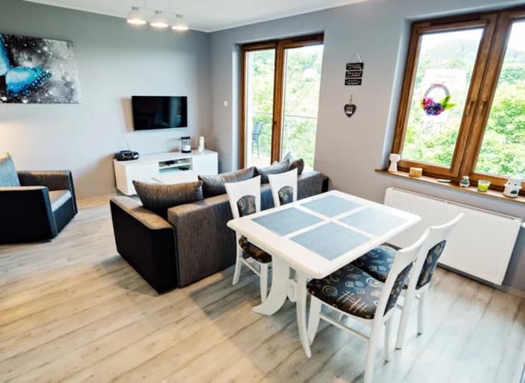 Apartamenty są 2-pokojowe z aneksem kuchennym, zajmują powierzchnię 50 m2