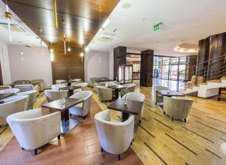 Kulinarną ofertę uzupełnia lobby bar z ofertą różnorodnych trunków