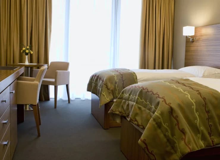 W wyposażeniu: klimatyzacja, TV, minibar, szlafroki, kapcie, internet Wi-Fi