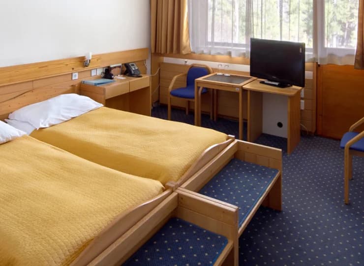 Pokoje wyposażone są w wifi, TV, sejf