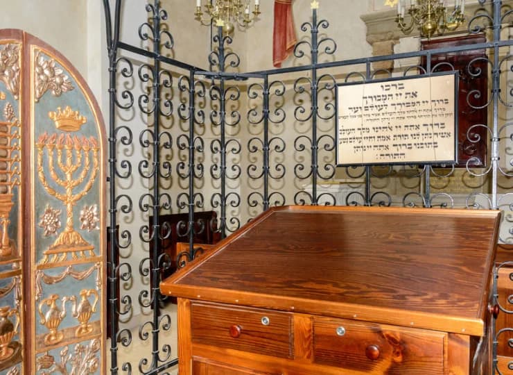 Wnętrze pobliskiej synagogi Remu