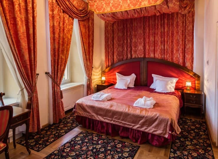 Luksusowo urządzone apartamenty 4* w Dworze wyposażono w stylizowane meble