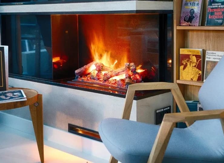 Można zrelaksować się przy nowoczesnym kominku