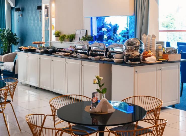 Restauracja serwuje kuchnię śródziemnomorską i najlepsze potrawy kuchni polskiej