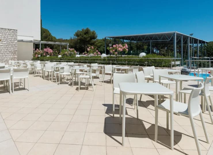Przy basenach funkcjonuje bar z tarasem
