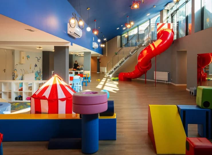 Do TUI Kids Club w budynku F można zjechać specjalną zjeżdżalnią