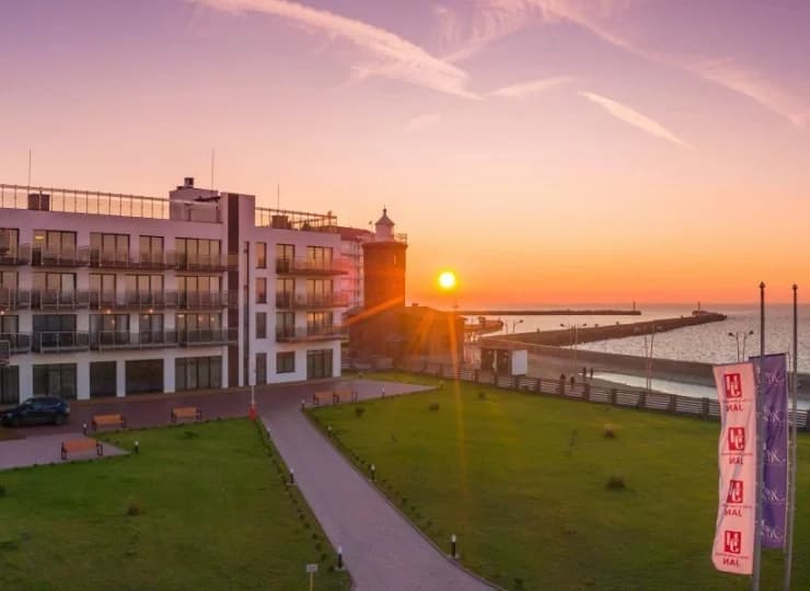 Wieczorami z dachu, na którym urządzono taras można podziwiać zachody słońca
