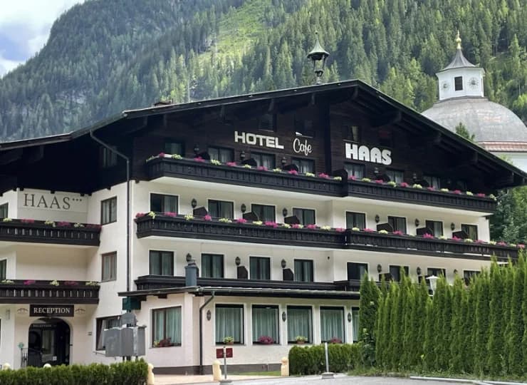 Hotel Haas jest pięknie położony w zacisznej części doliny