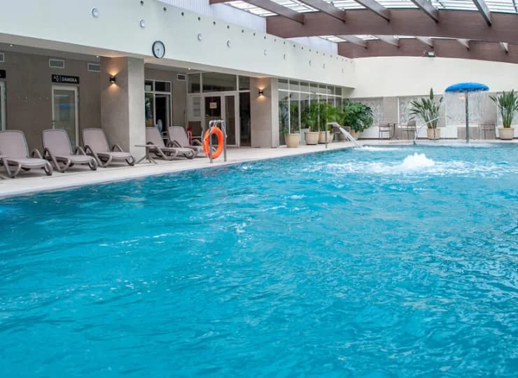 W Sandrze SPA znajduje się przestronna strefa basenowa z miejscami do relaksu