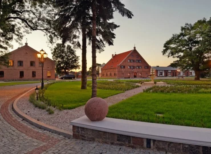 Nie tylko budynki, ale cały teren kompleksu został przepięknie urządzony