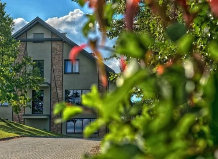Hotel usytuowany jest na wzgórzu, co gwarantuje spokój i piękne widoki