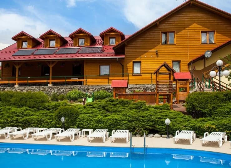 Rancho Adama to dwa pensjonaty: górny i dolny oraz duży ogród