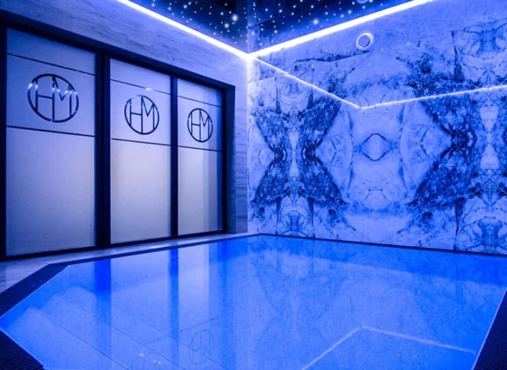 Hotel dysponuje strefą wellness z basenem oraz sauną