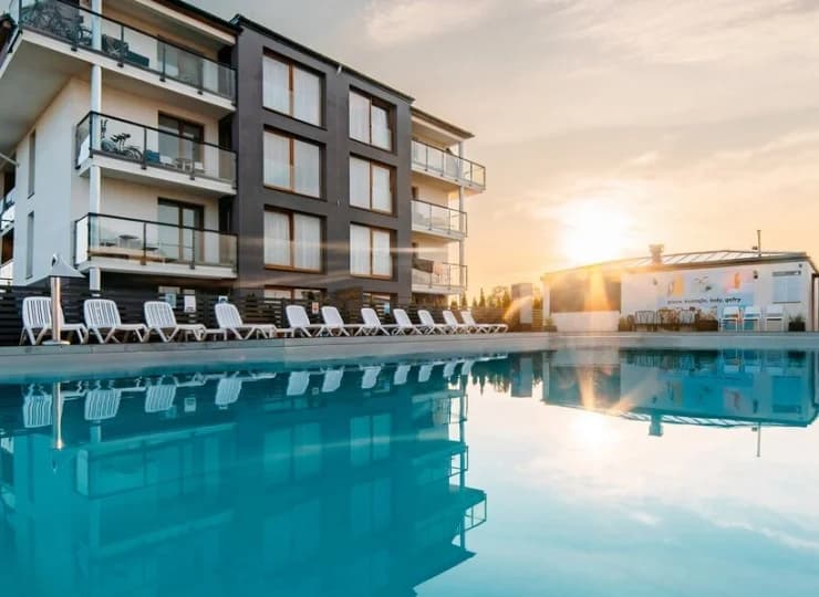 Jest to nowoczesny kompleks apartamentów z dużym basenem zewnętrznym
