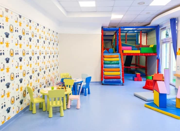 Przygotowano całoroczną salę zabaw z małpim gajem, grami czy klockami