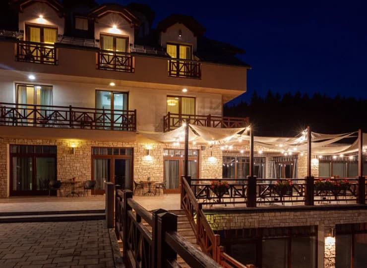 Hotel posiada przyjemny taras z widokiem na góry