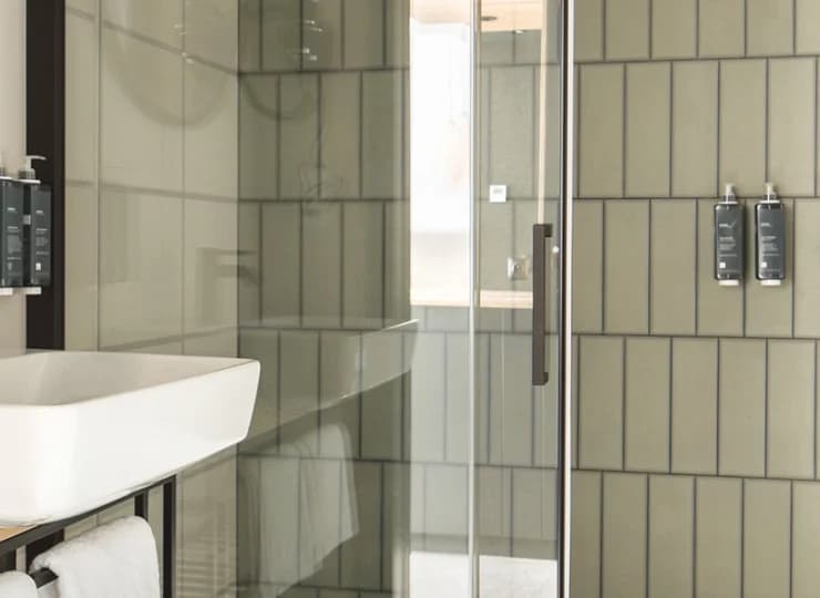Każdy pokój posiada własny balkon oraz osobistą łazienkę