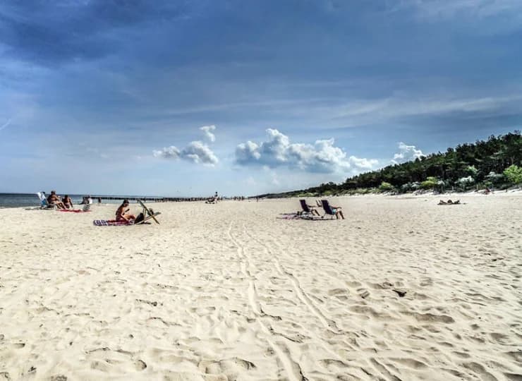 Wyróżnia go szeroka, piękna, piaszczysta plaża
