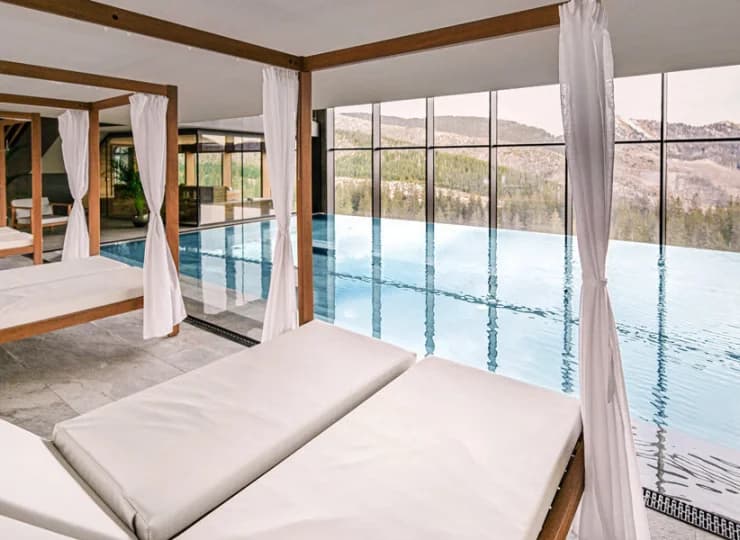 Hotel wyróżnia dwupoziomowa strefa spa z widokiem na góry