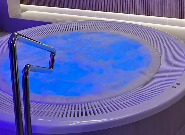 Obok basenu jest jacuzzi