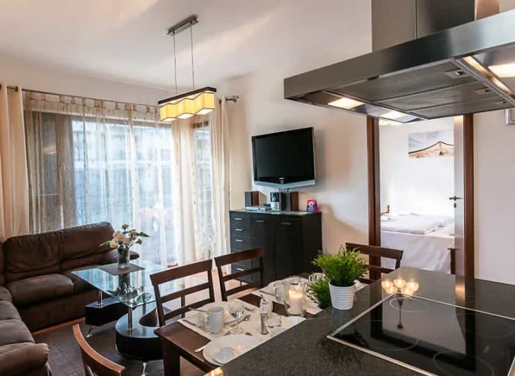 Apartamenty wyposażono między innymi w telewizor i bezprzewodowy internet