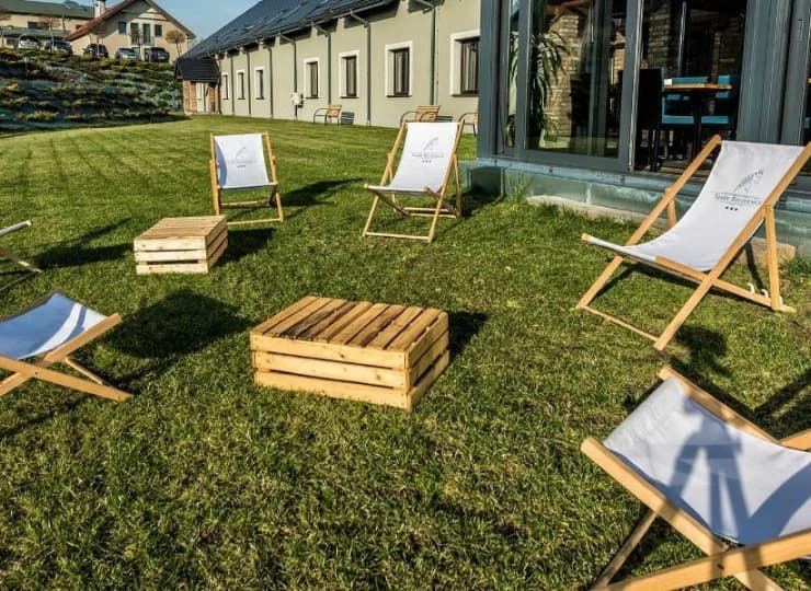Na zewnątrz można odpocząć na leżaczkach