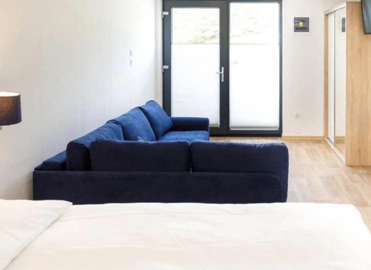 W pokoju trzyosobowym dodatkowo mieści się rozkładana sofa