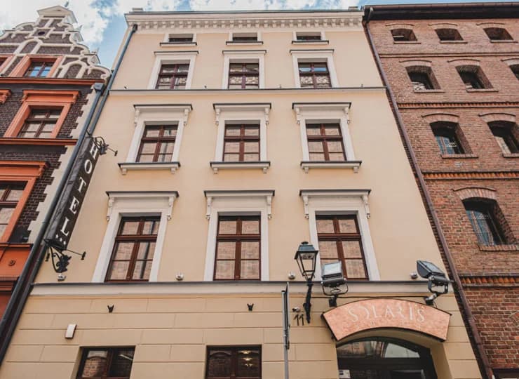 Hotel znajduje się w dwóch kamienicach, ich rodowód sięga XVI i XIX wieku
