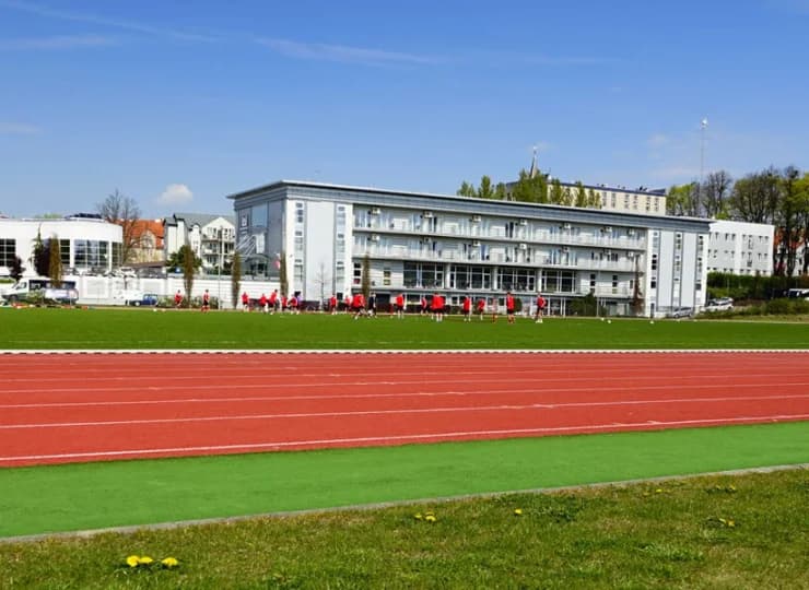 Hotel sąsiaduje z kompleksem sportowym Sokoła Ostróda